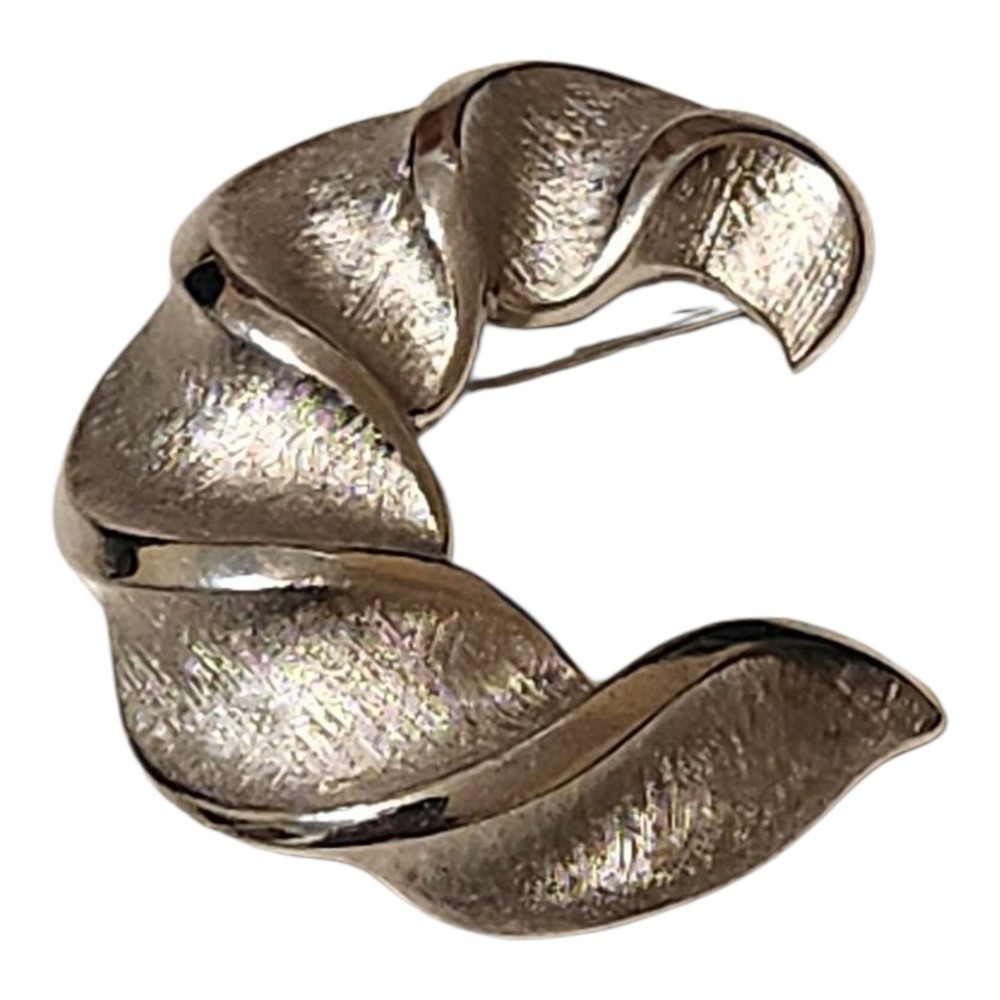 Vintage Crown Trifari Silver‎ Tone Swirl Brooch Textured Ribbon Abstract Design
